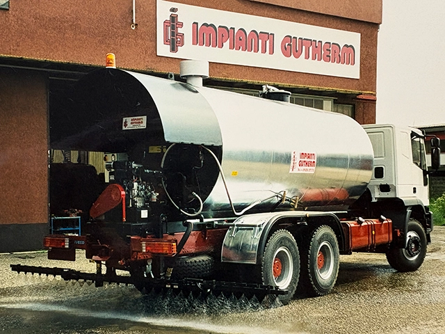Gutherm_spraying_machine_with_our_logo_in_1995_in_front_of_our_entrance