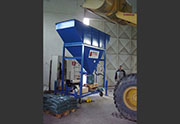 Semi-automatic sacking plant for cold  working bituminous conglomerate during the production phase.
