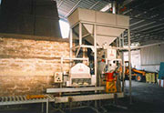 Automatic sacking plant for cold working bituminous conglomerate.