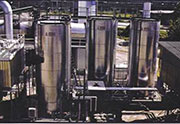 Installations automatiques pour stockage et réchauffage du bitume, avec section verticale et capacité de 20 à 100 m3